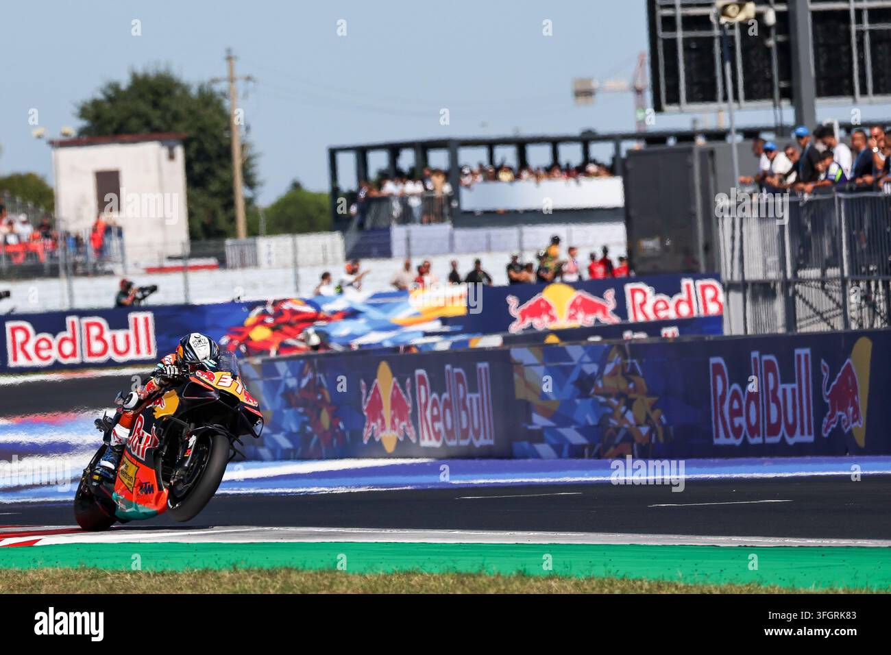 Misano Adriatico, Italie. 13 sep., 2026. Pedro Acosta d'Espagne de l'équipe Red Bull KTM court pendant le MotoGP San Marino et le Grand Prix de la Riviera de Rimini 2026 sur le Misano World Circuit, Misano Adriatico, Italie, le 13 septembre 2026. Crédit : Jean Pierre Thill/Xinhua/Alamy Live News Banque D'Images