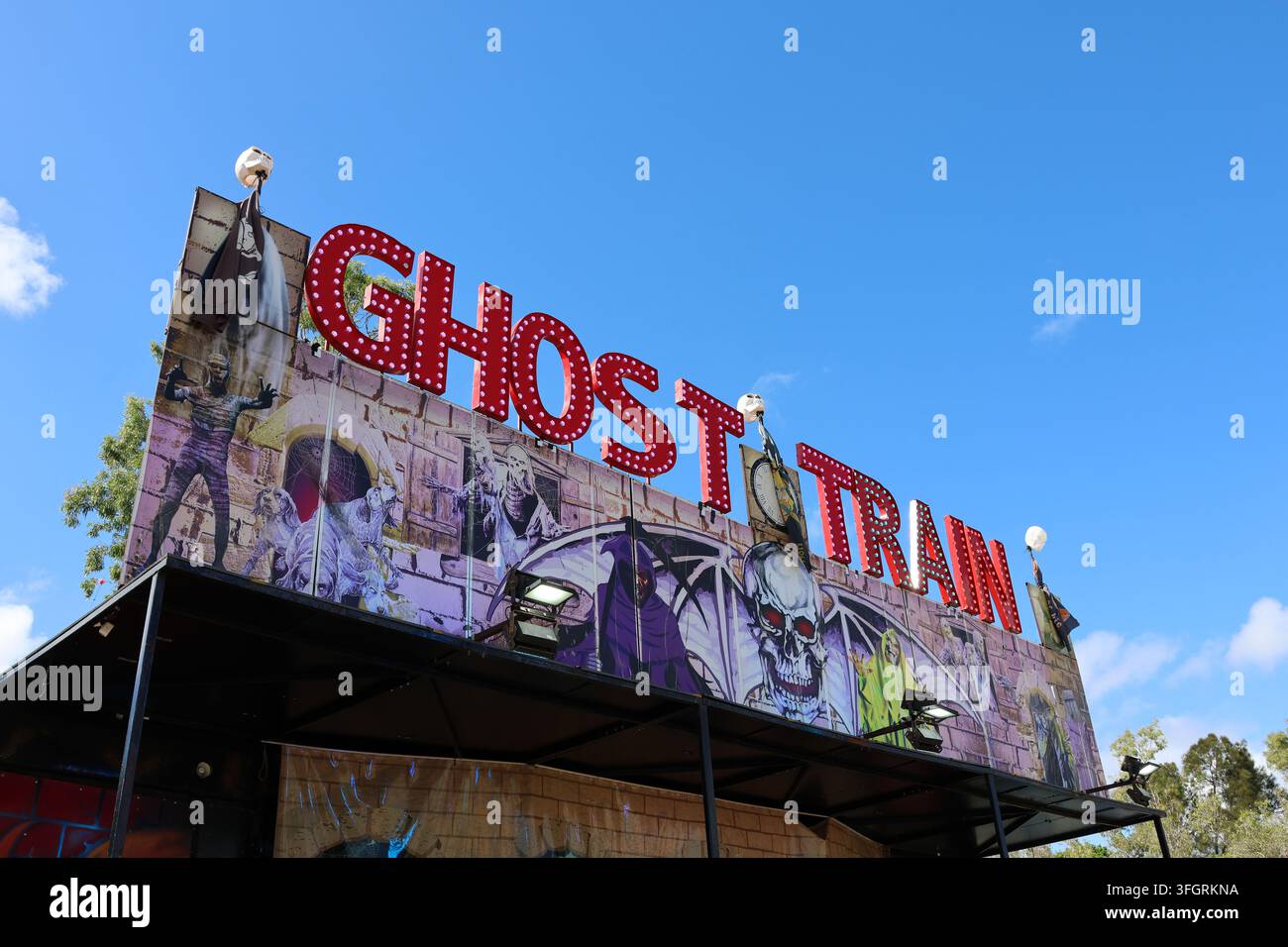 Façade de la montagne russe fantôme au festival de Gladstone Harbour dans le Queensland, en Australie Banque D'Images