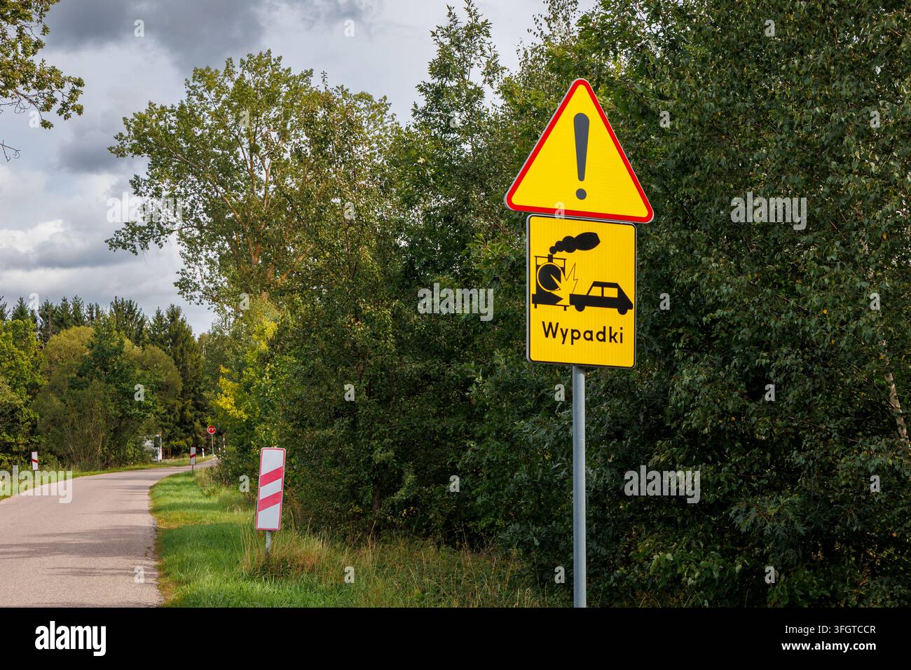 Panneau d'avertissement signalant aux conducteurs le risque d'accident de passage à niveau dans la région de Podlasie, Pologne Banque D'Images