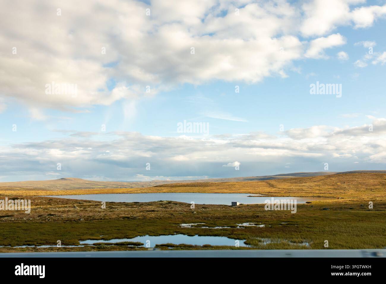 20 août 2026 - Geilo, Norvège : Zone montagneuse pittoresque sur la route de Geilo à Oslo, serpentant à travers les hautes terres norvégiennes avec de nombreux lacs, pois rocheux Banque D'Images