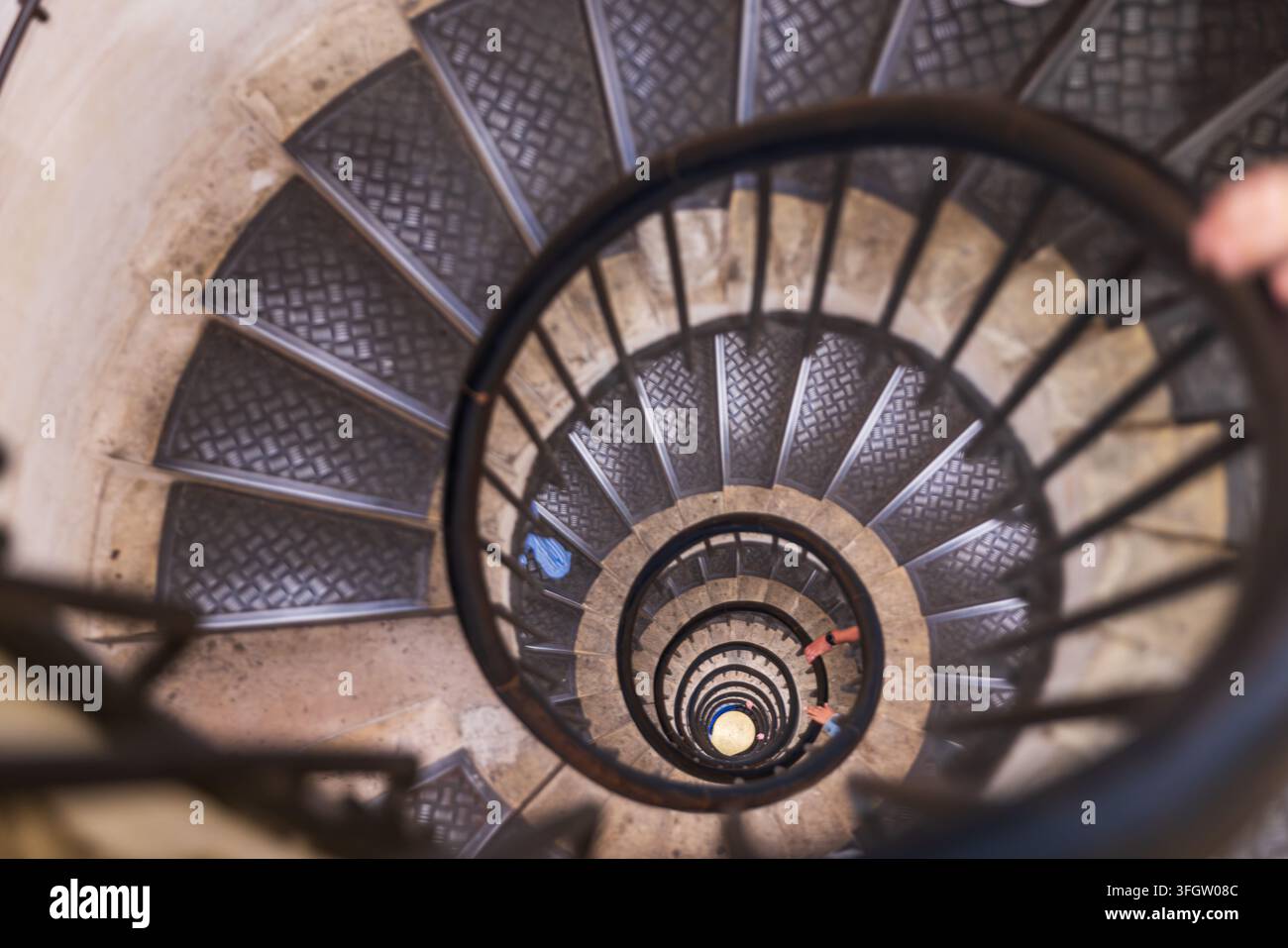 Escalier en colimaçon à l'intérieur de l'Arc de Triomphe à Paris, France Banque D'Images