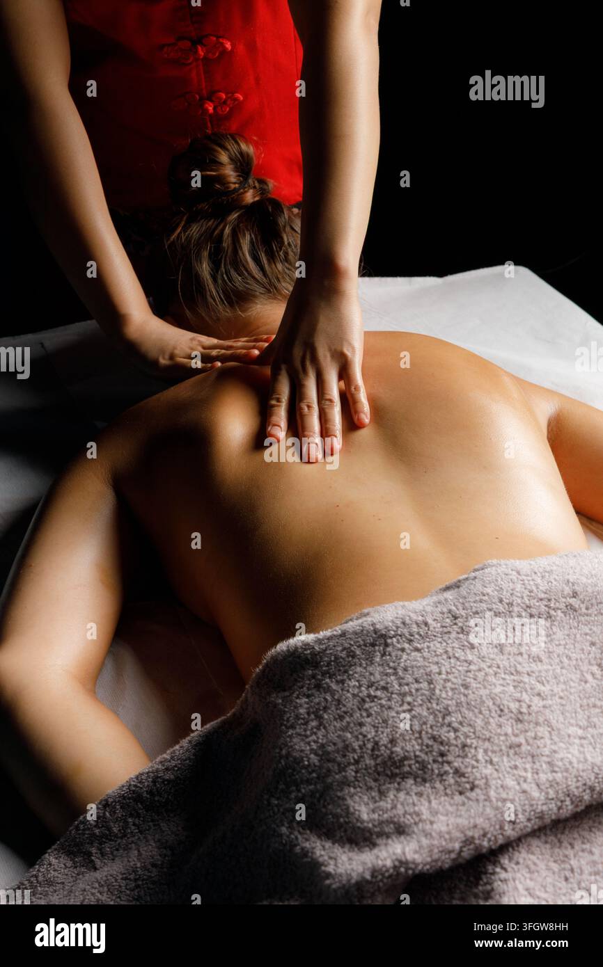 Femme recevant un massage professionnel relaxant du dos Banque D'Images