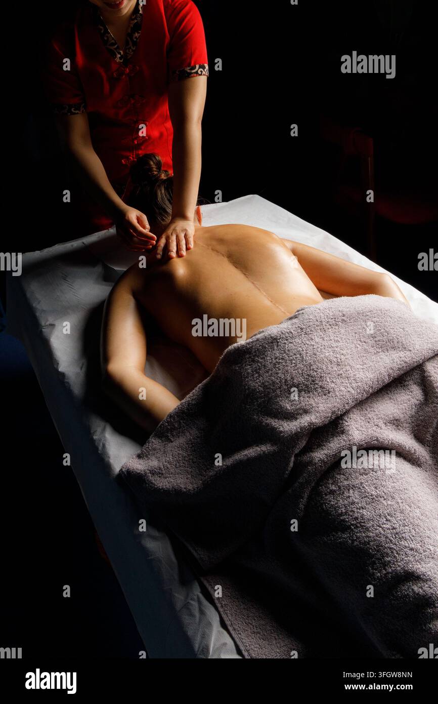 Femme recevant un massage professionnel du cou et des épaules Banque D'Images
