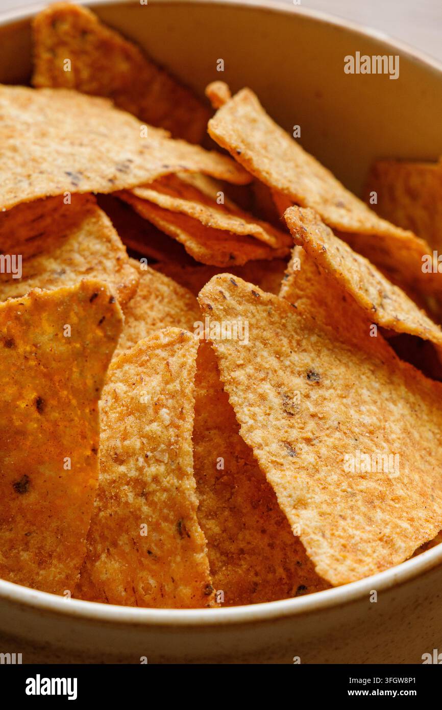 Un délicieux bol de chips de maïs tortilla assaisonnées Banque D'Images