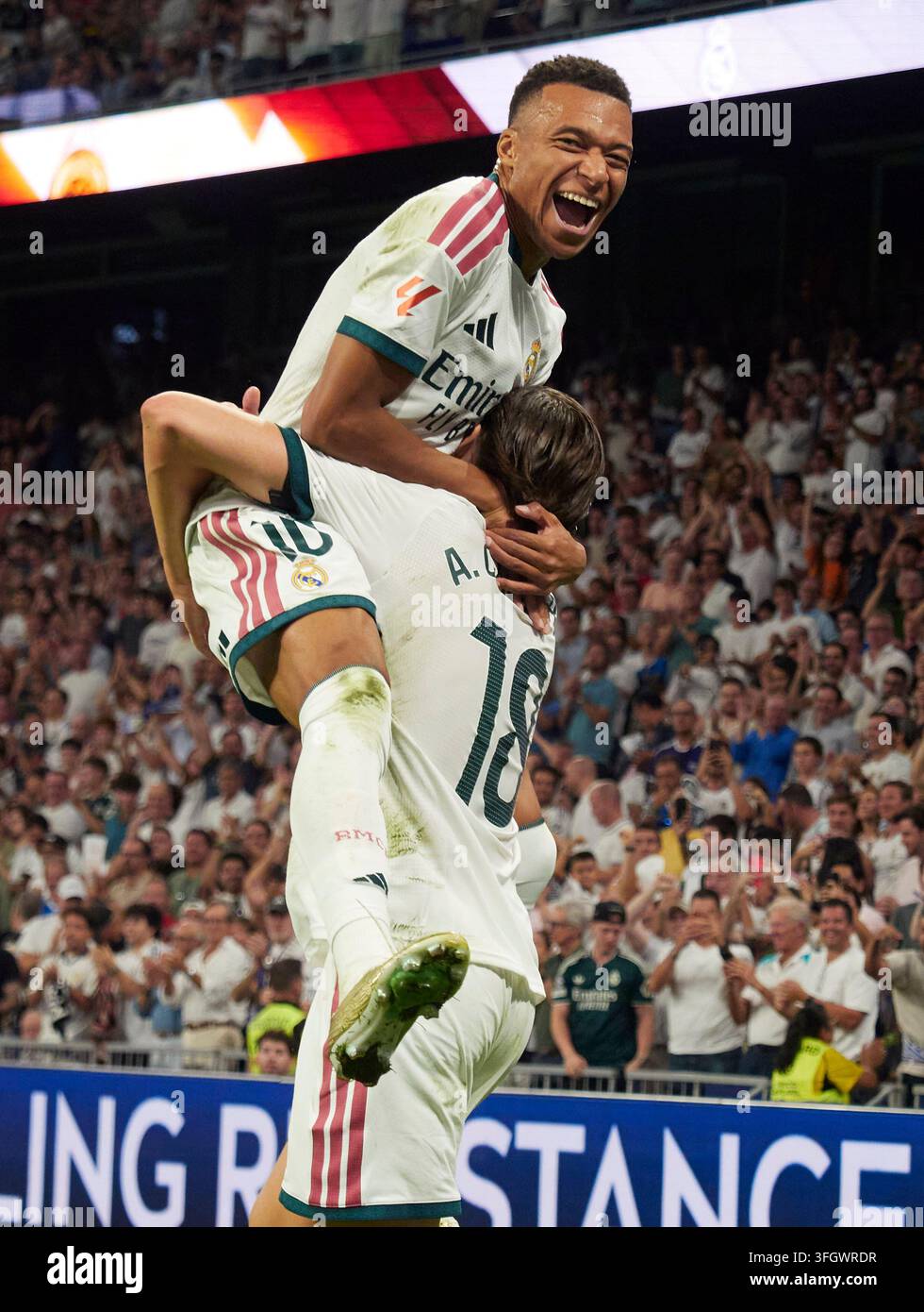 Kylian Mbappe (FRA), attaquant du Real Madrid, et Alvaro Carreras, arrière gauche du Real Madrid. Stade Santiago Bernabéu. Banque D'Images