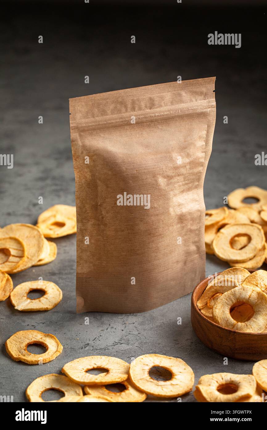 Maquette de chips de pomme séchées dans une pochette en papier kraft Banque D'Images