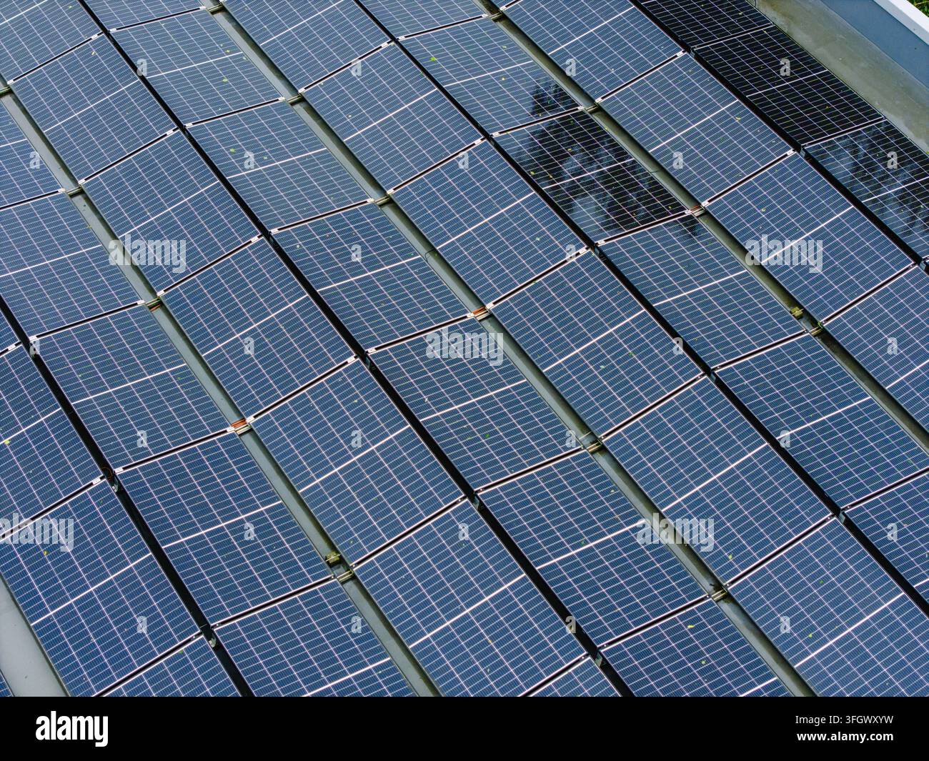 Vue aérienne de panneaux solaires installés sur un toit avec des gouttes de pluie lors d'une journée de pluie à Riga, en Lettonie. Banque D'Images