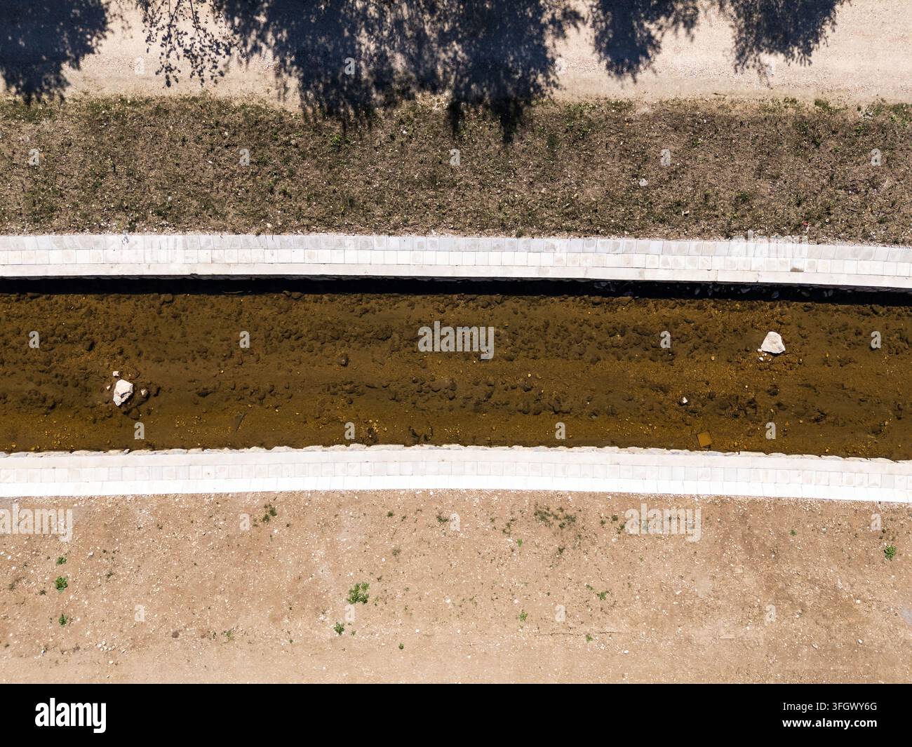 Un projet de restauration de rivière impliquant un élargissement du canal et des travaux de digue anti-crue. Une vue aérienne capture l'activité en cours. Banque D'Images
