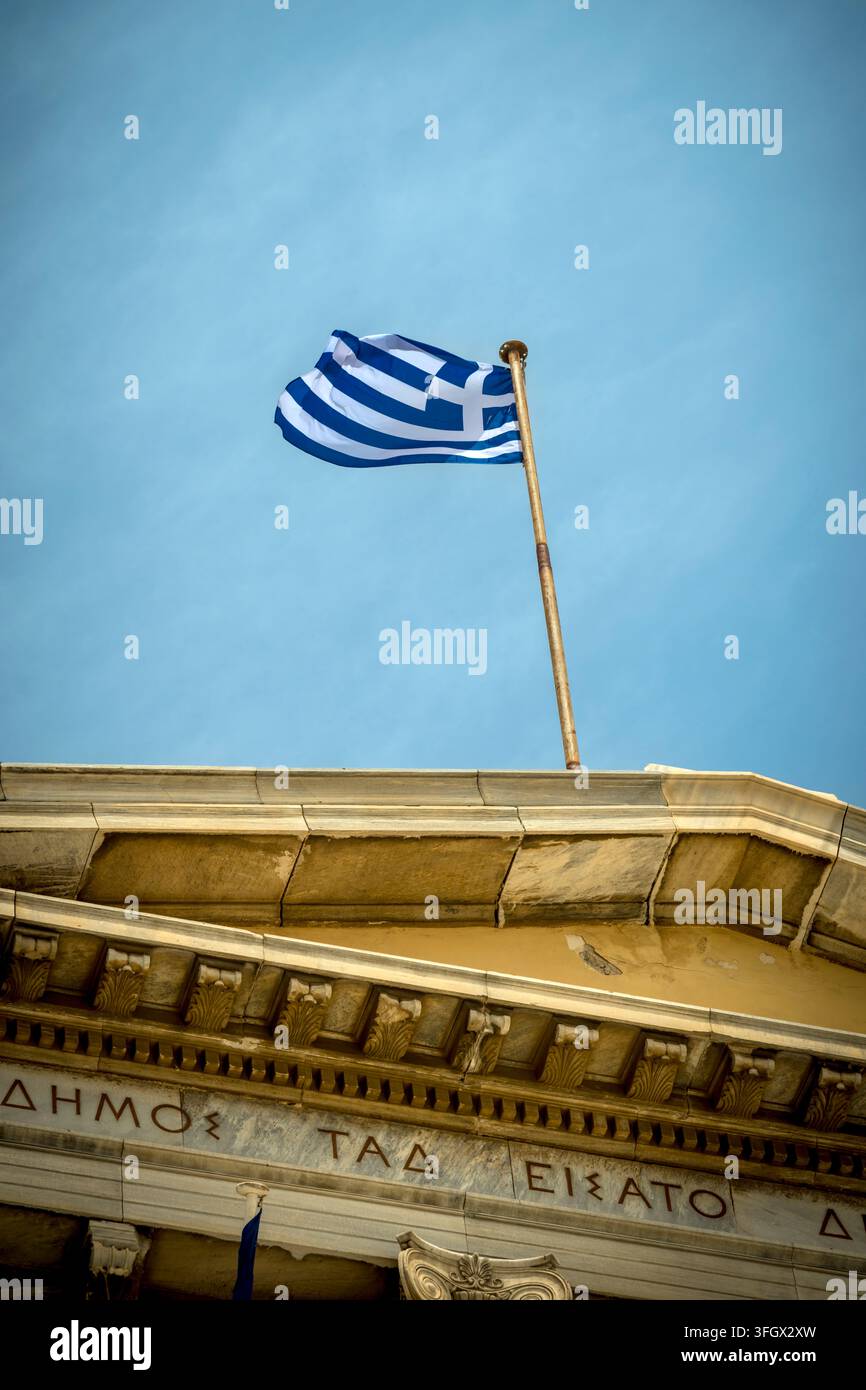 Drapeau national grec flottant au-dessus d'une architecture classique à Athènes Banque D'Images