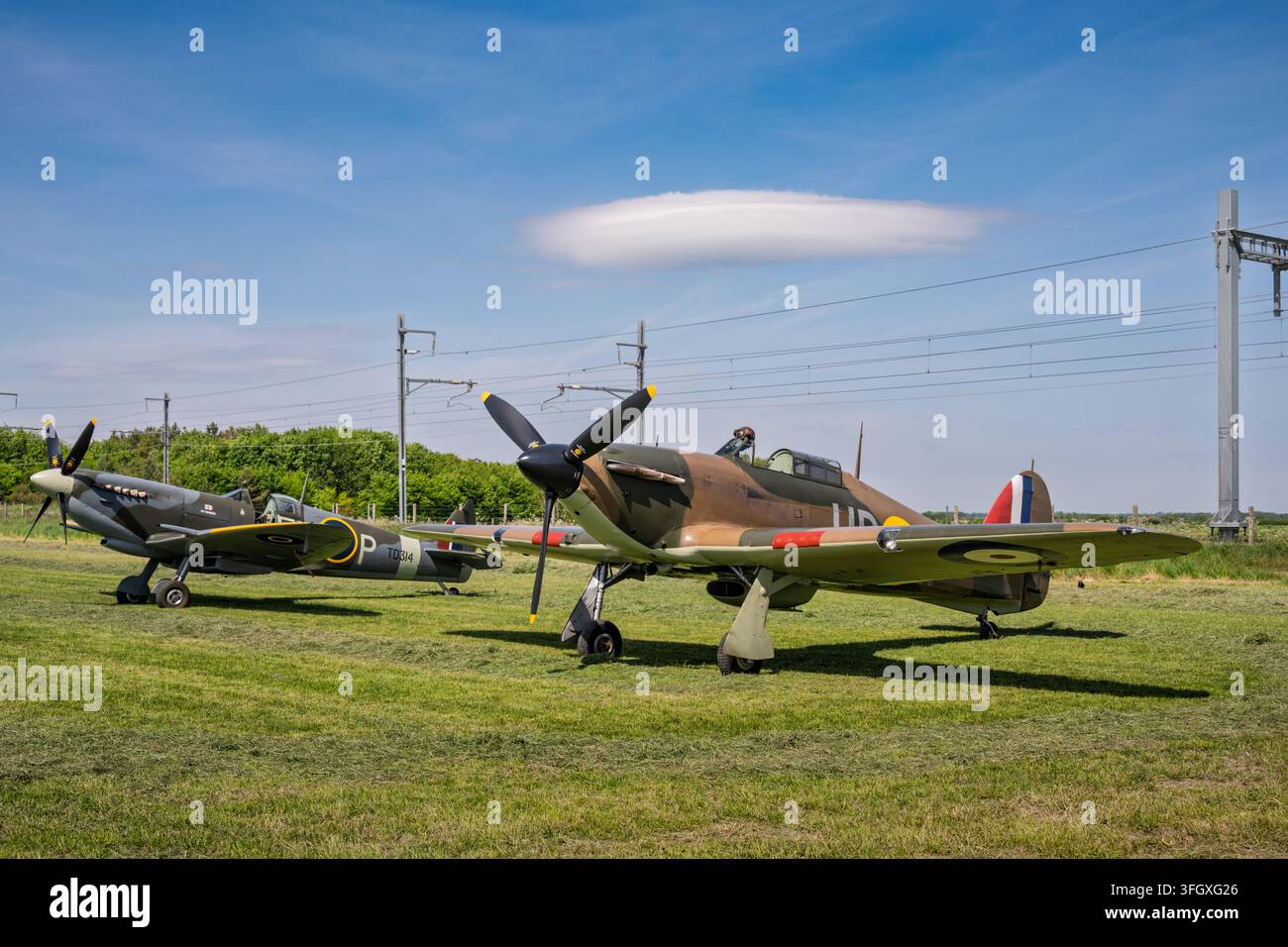 Un avion de chasse vintage Supermarine Spitfire et Hawker Hurricane garé sur l'herbe lors des célébrations du patrimoine VE80 à Steventon, Royaume-Uni Banque D'Images