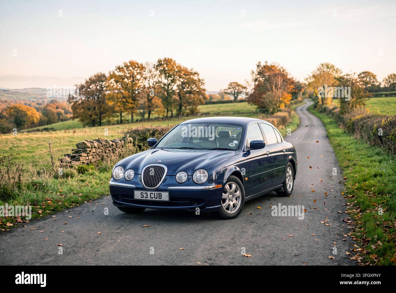 1999 années 90 Blue Jaguar S-Type V6 berline de luxe essence 2967 cc Banque D'Images
