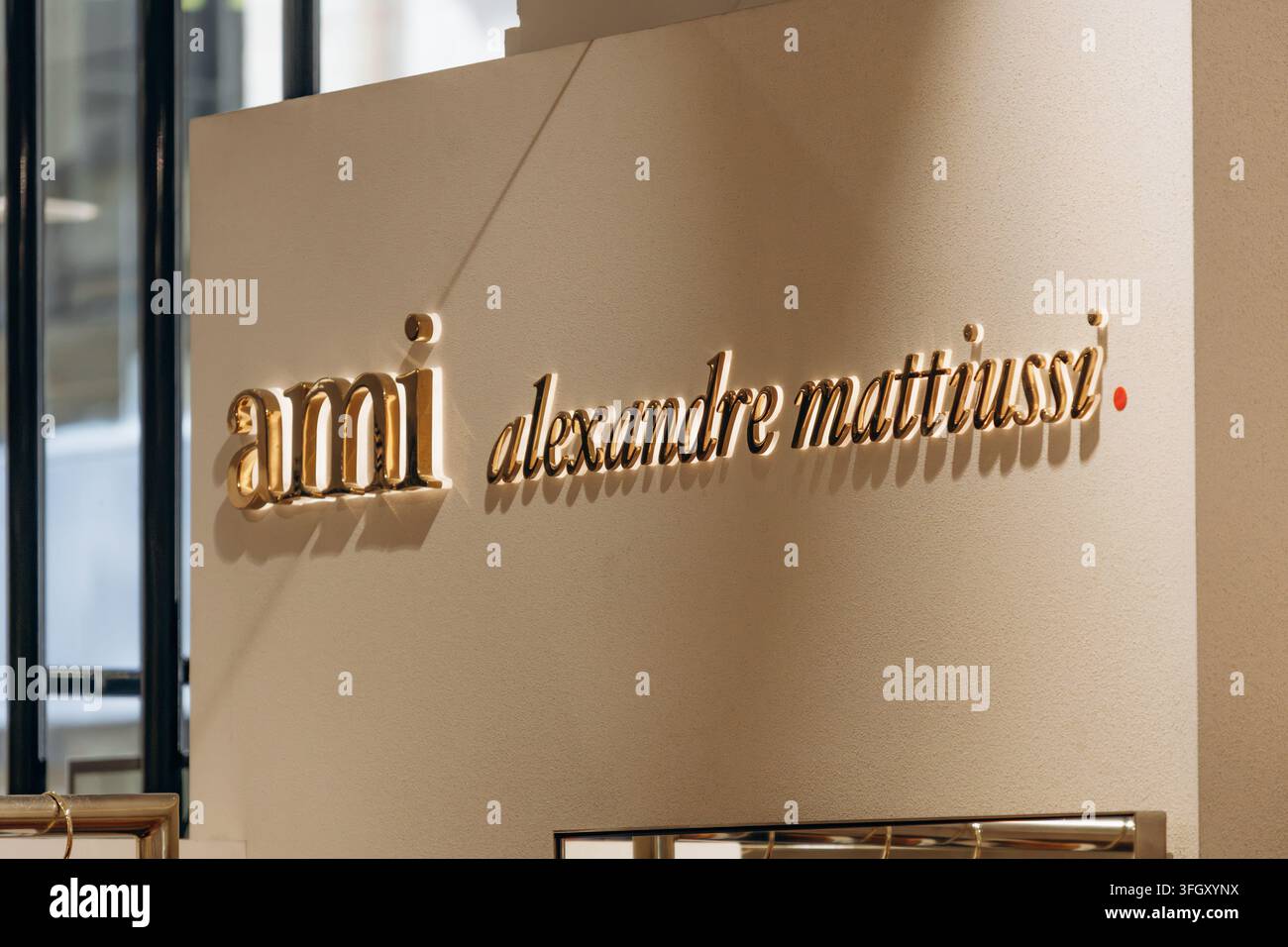 Bordeaux, France - 14 juillet 2026 : Marquage AMI Alexandre Mattiussi doré affiché à l'intérieur du grand magasin Galeries Lafayette dans le centre de Bordeaux Banque D'Images