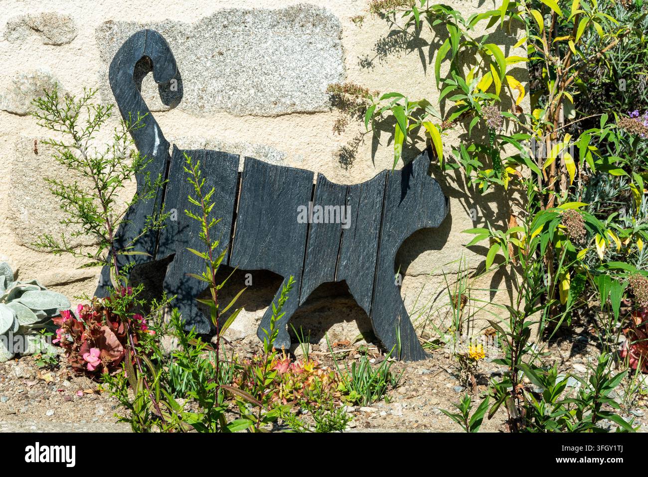 Figure décorative en bois de chat debout dans le jardin Banque D'Images