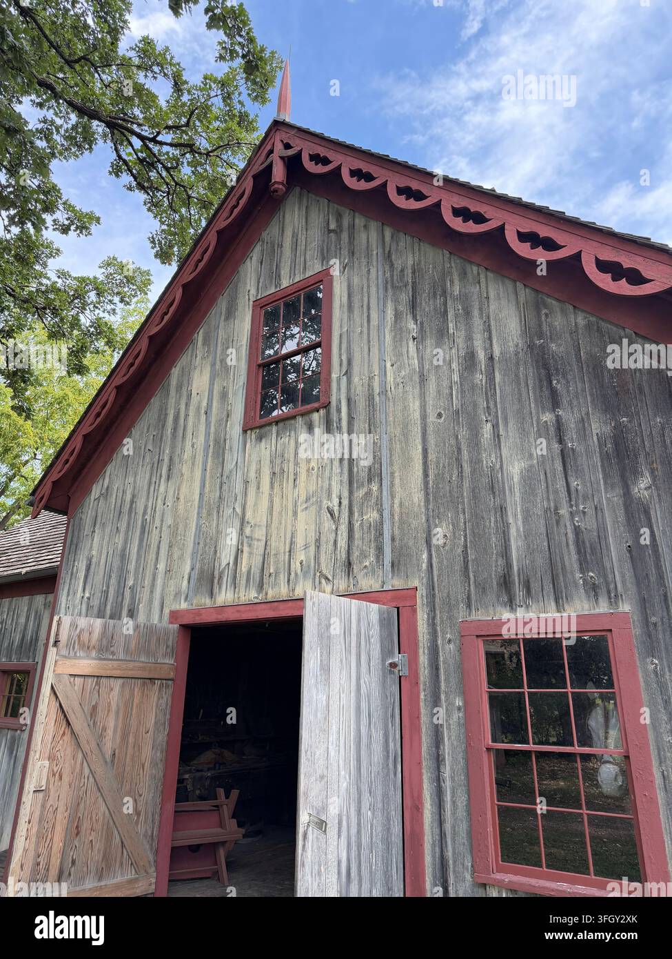 Une belle vieille grange en bois au domaine historique LeDuc à Hastings, Minnesota. - Image de stock capturée avec un smartphone