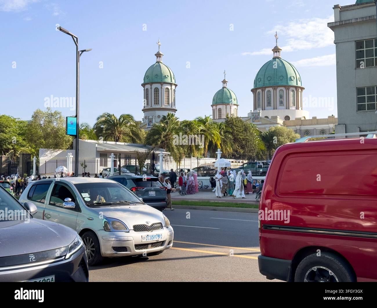 L’heure de pointe du matin passant devant l’église Bole Medhamialem dans Cameroon Street à Addis Abeba, Éthiopie FDRE d’Afrique de l’Est Banque D'Images