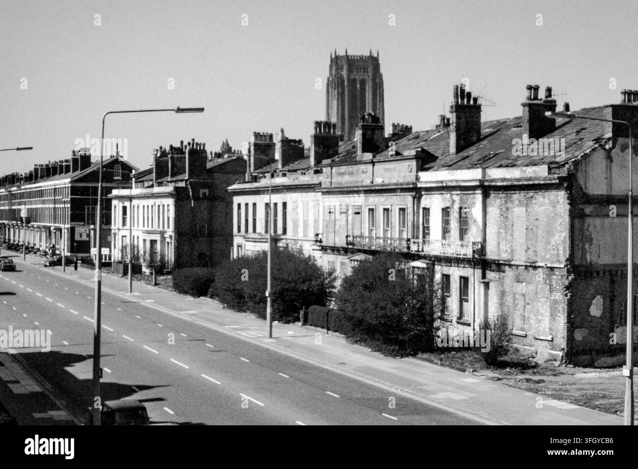 Été 1974, Liverpool, Royaume-Uni. Maisons en rangée géorgiennes dans Upper Parliament Street, avant démolition. Cathédrale anglicane de Liverpool en arrière-plan. Banque D'Images