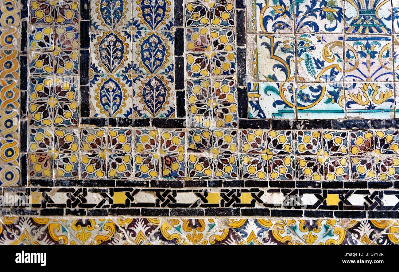 Vue rapprochée de carreaux de céramique émaillés Qallaline peints à la main, présentant des arabesques florales et des panneaux géométriques au National M Banque D'Images