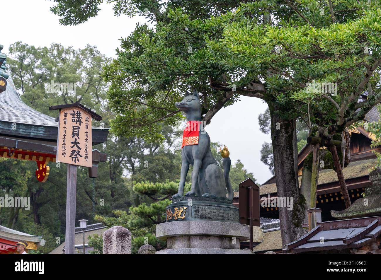 Kyoto, Japon - 6 octobre 2025 : Une statue de renard Kitsune en bronze à l'entrée du sanctuaire de Fushimi Inari. Banque D'Images