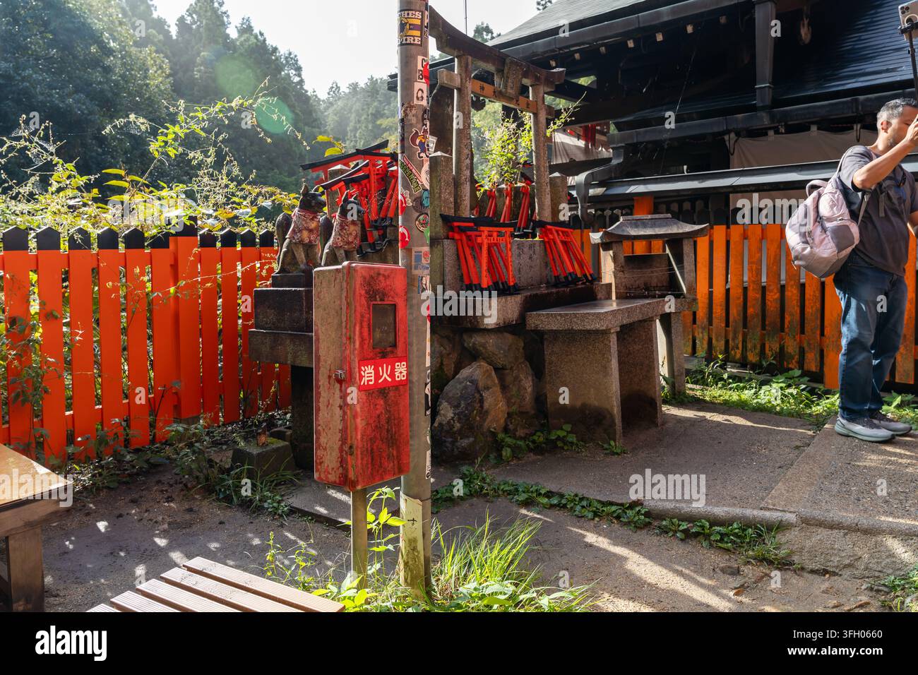 Kyoto, Japon – 6 octobre 2025 : Poteau recouvert d’autocollants S au sanctuaire Fushimi Inari. Banque D'Images