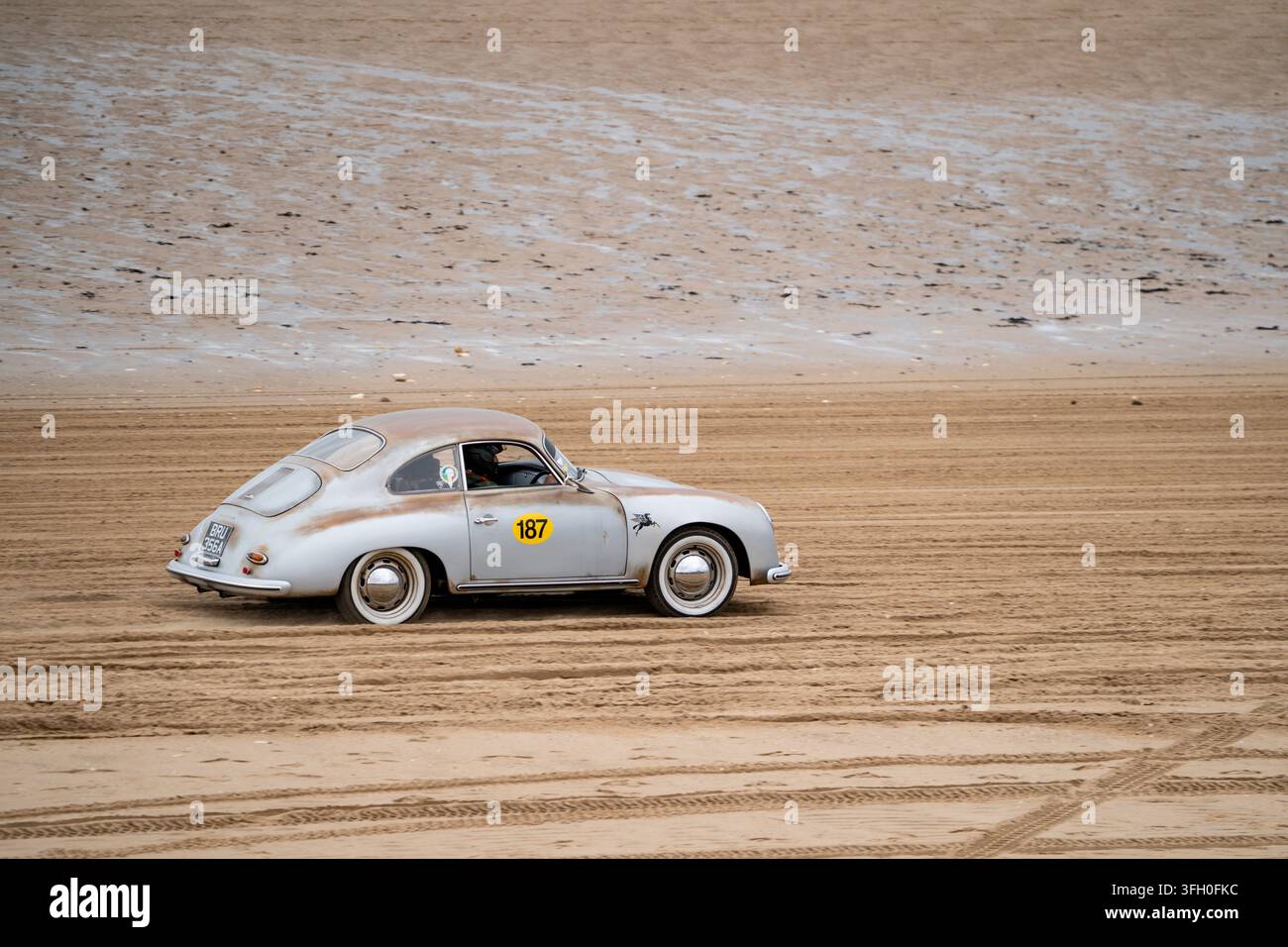 Porsche 356 classique numéro 187 en course sur la plage sud de Bridlington lors de l'événement Race to the Waves 2026 Banque D'Images