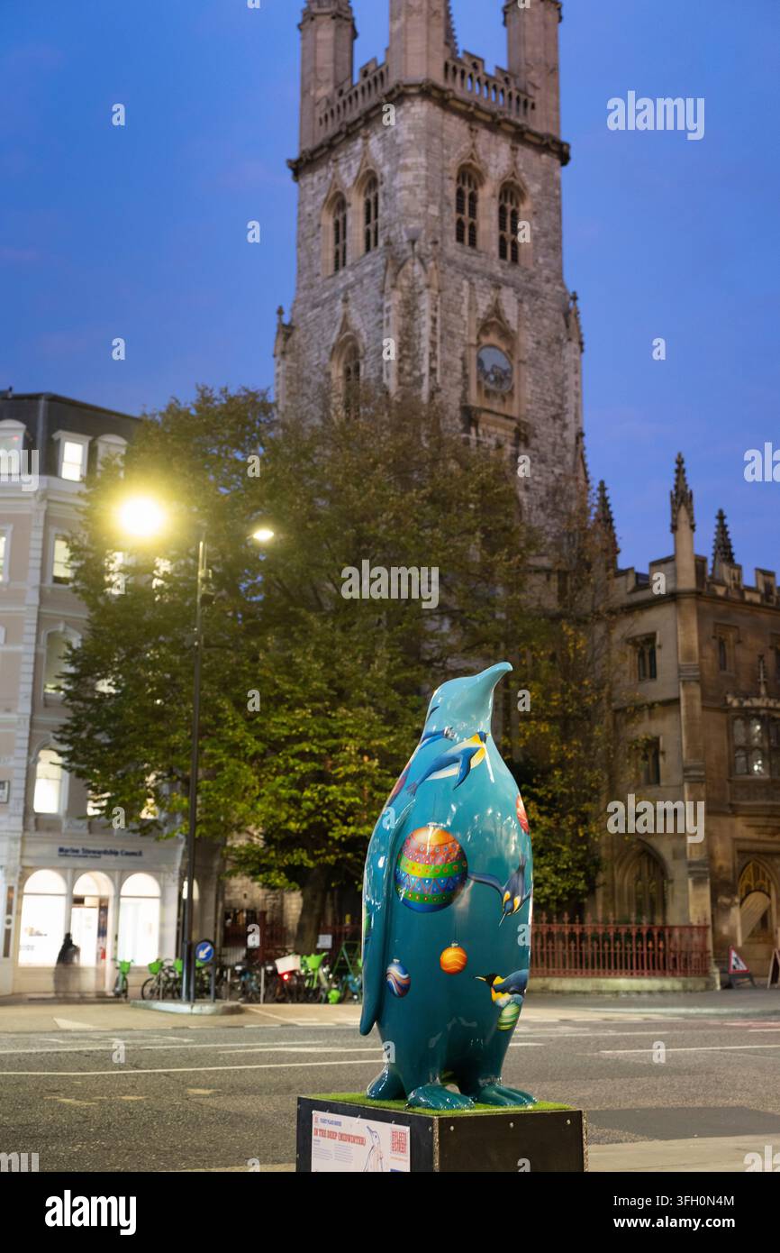 Une sculpture de pingouin peinte de l'exposition d'art Penguin Parade se dresse devant l'église Holy Sepulchre dans la City de Londres. Banque D'Images