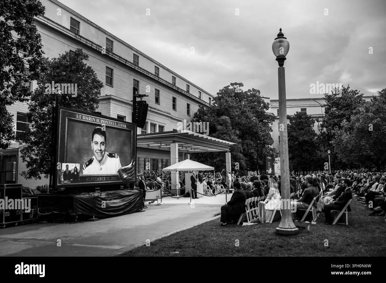 Une grande foule assiste à la cérémonie commémorative du 25e anniversaire du 11 septembre au Pentagone à Arlington, en Virginie, le 11 septembre 2026, alors qu'un écran affiche un hommage au lieutenant de l'U.S. Navy Darin H. Pontell, tué lors de l'attaque du Pentagone du 11 septembre 2001. Image gracieuseté de la Maison Blanche. Banque D'Images