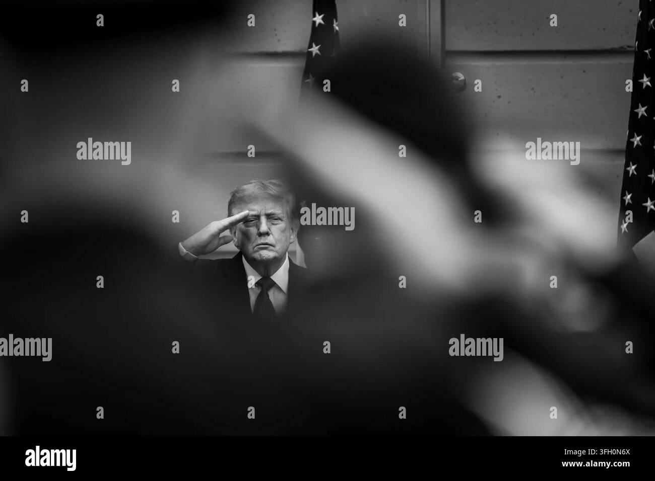 Le président Donald J. Trump salue lors de la cérémonie commémorative du 25e anniversaire du 11 septembre au Pentagone à Arlington, en Virginie, le 11 septembre 2026. Image gracieuseté de la Maison Blanche, Banque D'Images