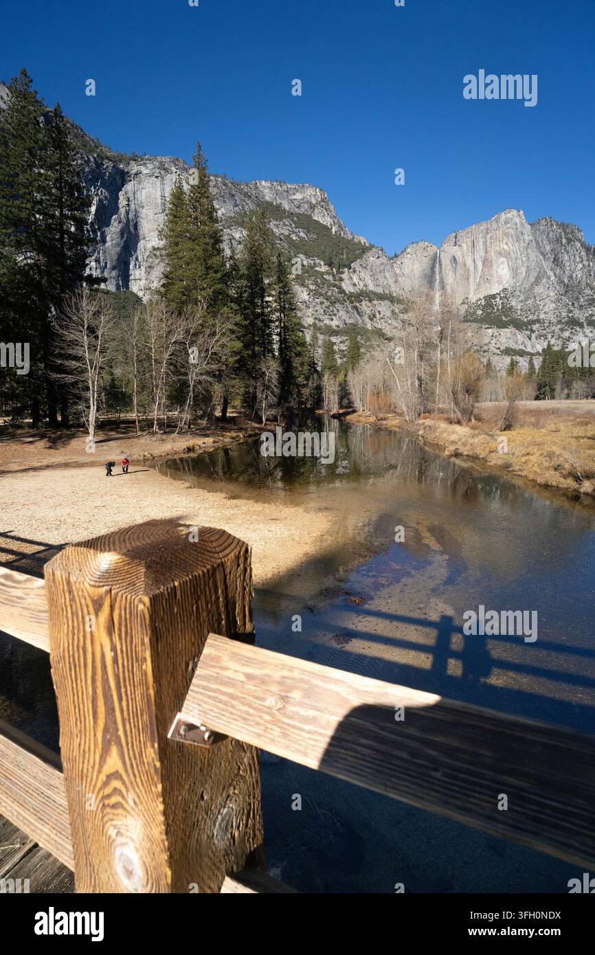 Les randonneurs explorent la vallée de Yosemite près de la rivière Merced pour admirer l'emblématique El Capitan et la cascade de Bridalveil. Banque D'Images