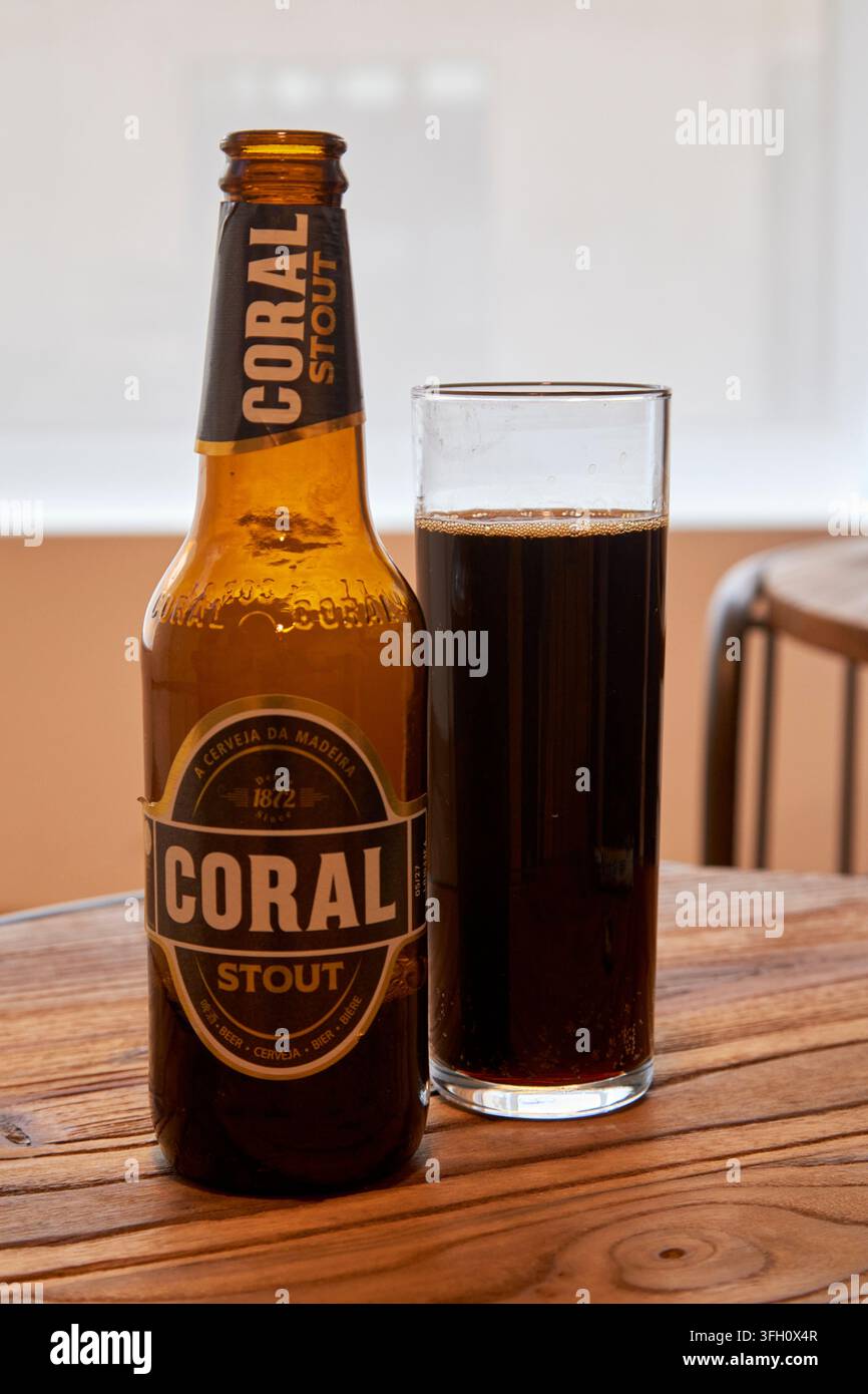 Bouteille de bière locale au corail stout Madère Portugal Banque D'Images