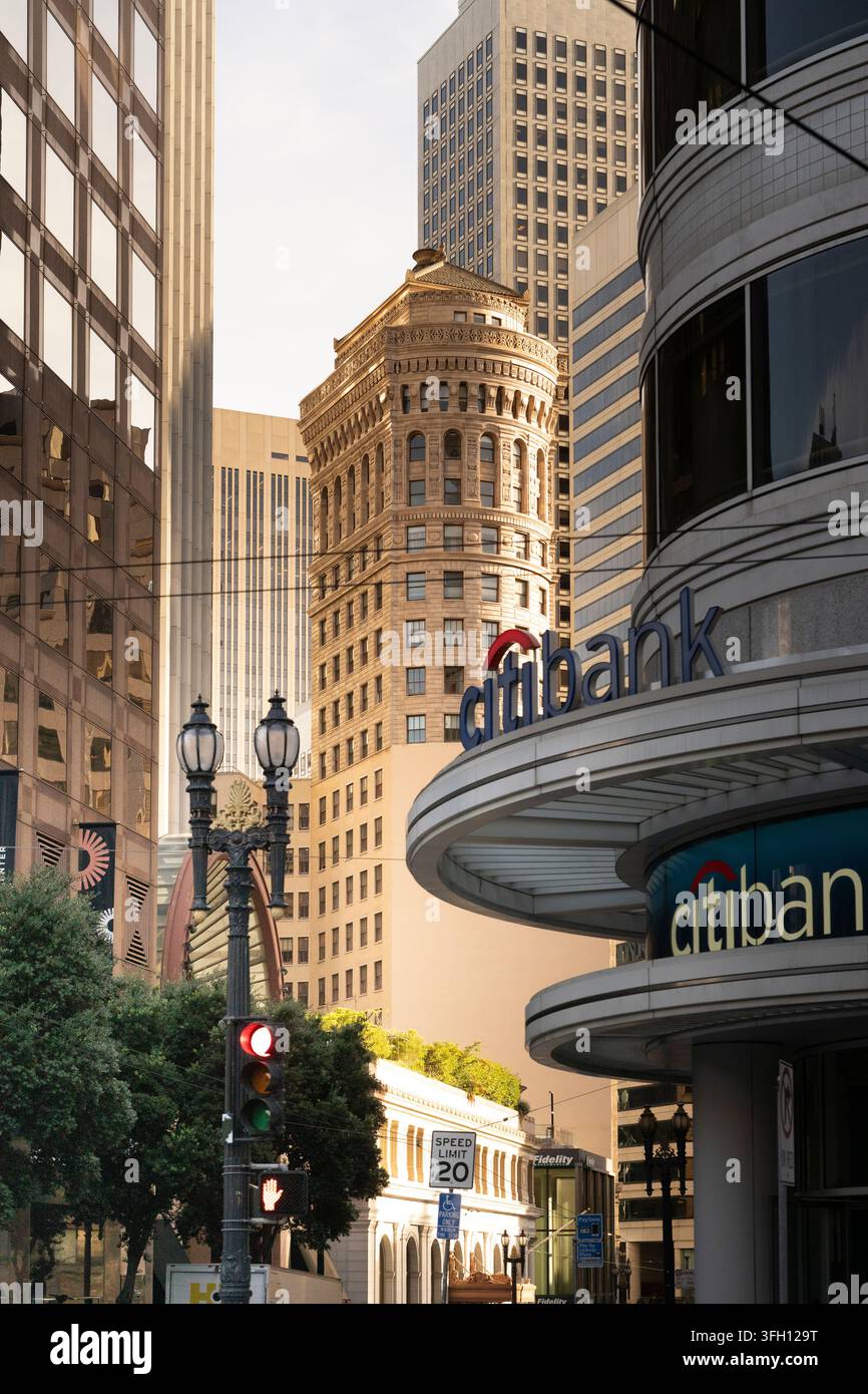 Dans le quartier financier de San Francisco, un feu rouge arrête les piétons devant le monument historique de Wells Fargo et la Citibank. Banque D'Images
