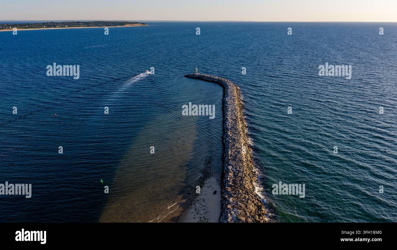 New Shoreham, RI USA - 15 août 2026 - Photo aérienne matinale du brise-lames du vieux port de Block Island, jetée, par une journée d'été ensoleillée. Banque D'Images