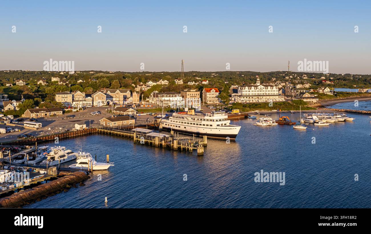 New Shoreham, RI États-Unis - 15 août 2026 - Photo aérienne matinale du Vieux Port de Block Island par une journée d'été ensoleillée. Banque D'Images
