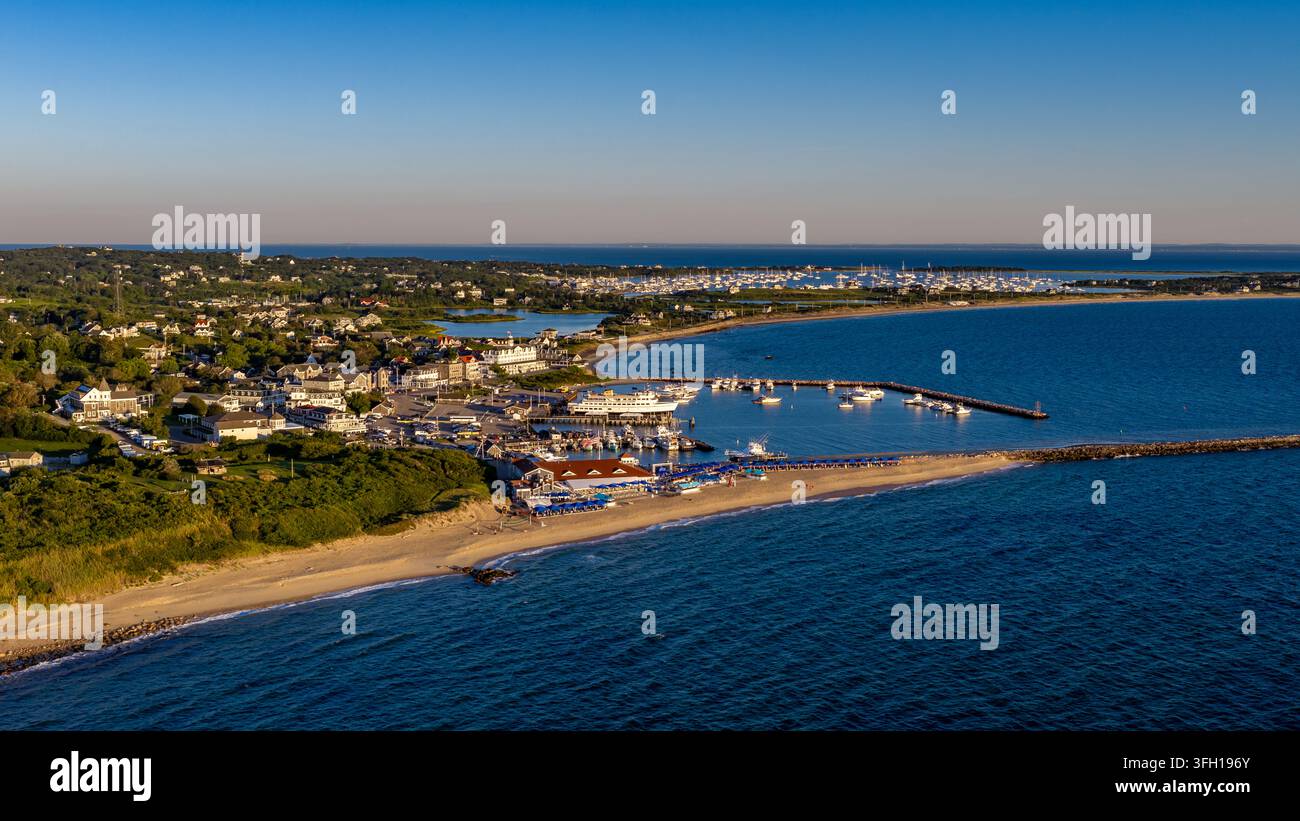 New Shoreham, RI États-Unis - 15 août 2026 - Photo aérienne matinale du Vieux Port de Block Island par une journée d'été ensoleillée. Banque D'Images