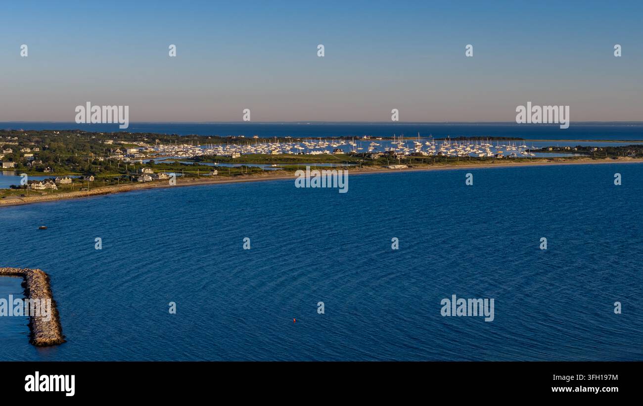 New Shoreham, RI États-Unis - 15 août 2026 - Photo aérienne matinale du Vieux Port de Block Island par une journée d'été ensoleillée. Banque D'Images