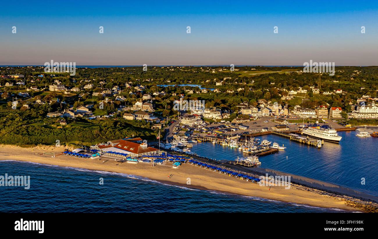 New Shoreham, RI États-Unis - 15 août 2026 - Photo aérienne matinale du Vieux Port de Block Island par une journée d'été ensoleillée. Banque D'Images