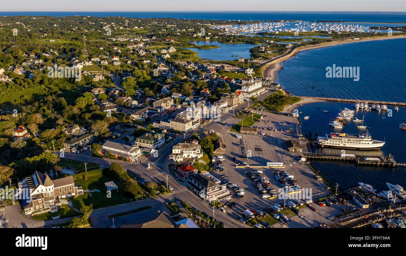 New Shoreham, RI États-Unis - 15 août 2026 - Photo aérienne matinale du Vieux Port de Block Island par une journée d'été ensoleillée. Banque D'Images