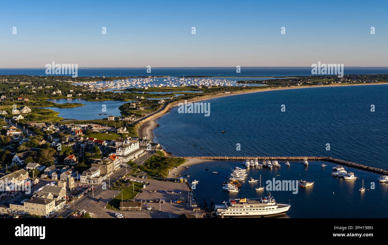 New Shoreham, RI États-Unis - 15 août 2026 - Photo aérienne matinale du Vieux Port de Block Island par une journée d'été ensoleillée. Banque D'Images