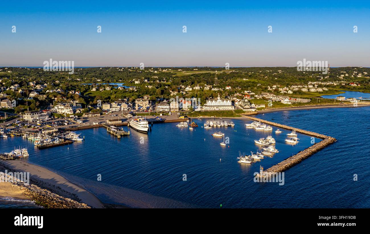 New Shoreham, RI États-Unis - 15 août 2026 - Photo aérienne matinale du Vieux Port de Block Island par une journée d'été ensoleillée. Banque D'Images