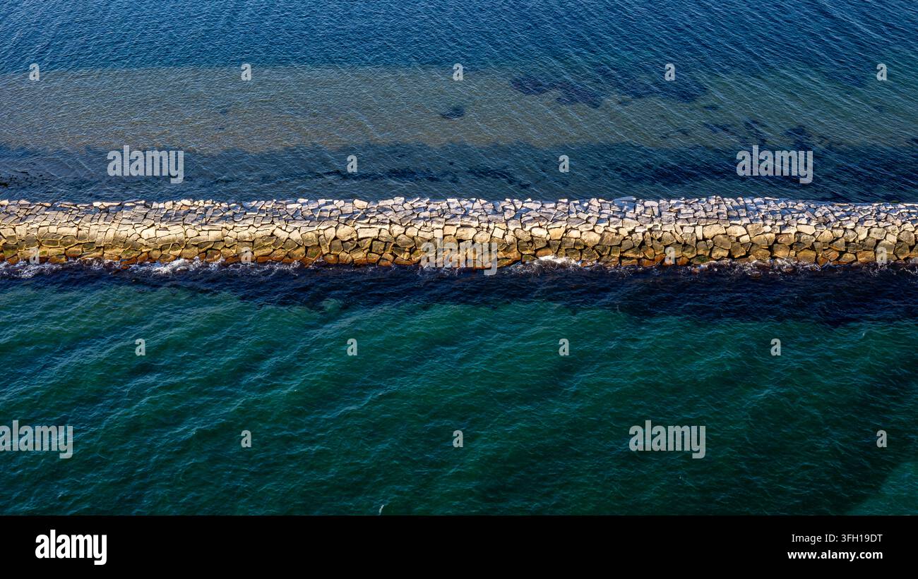 New Shoreham, RI USA - 15 août 2026 - Photo aérienne matinale du brise-lames du vieux port de Block Island, jetée, par une journée d'été ensoleillée. Banque D'Images