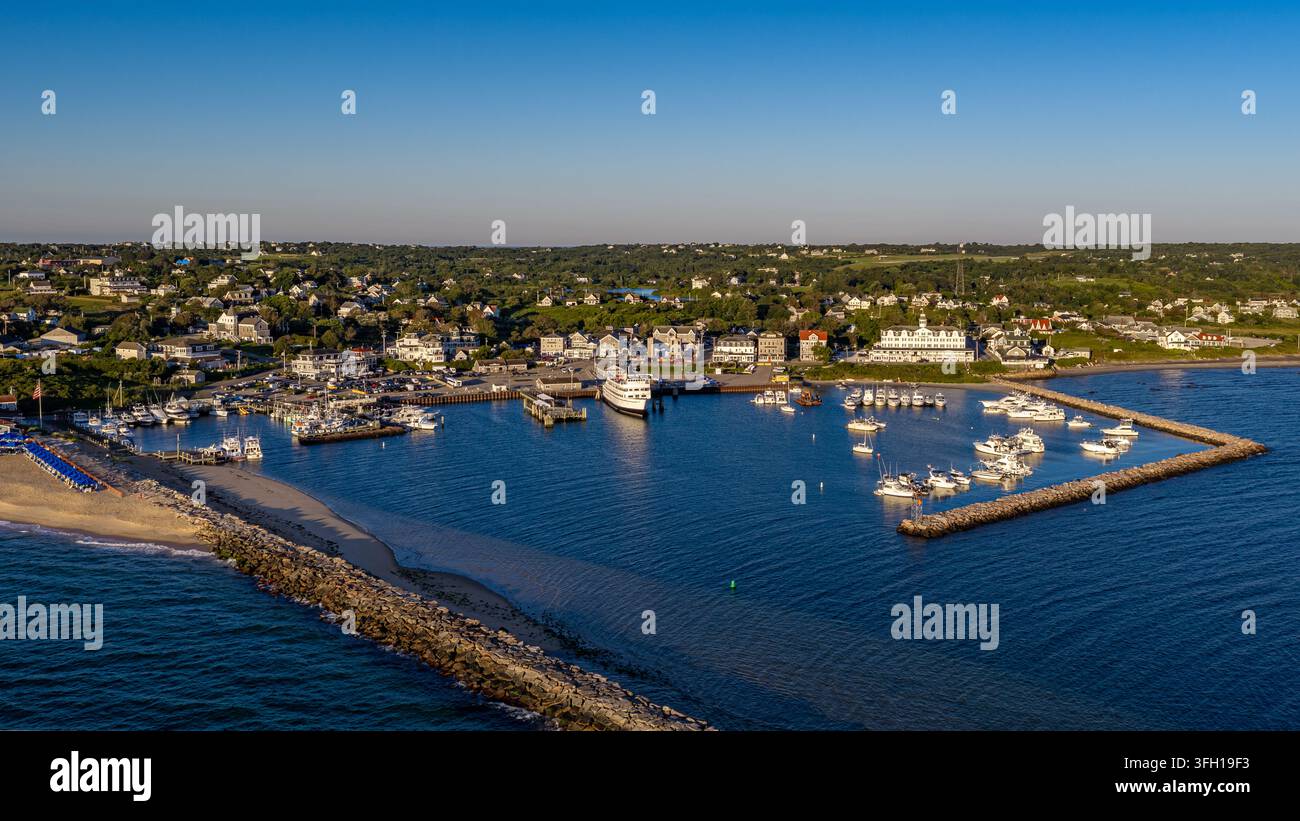New Shoreham, RI États-Unis - 15 août 2026 - Photo aérienne matinale du Vieux Port de Block Island par une journée d'été ensoleillée. Banque D'Images