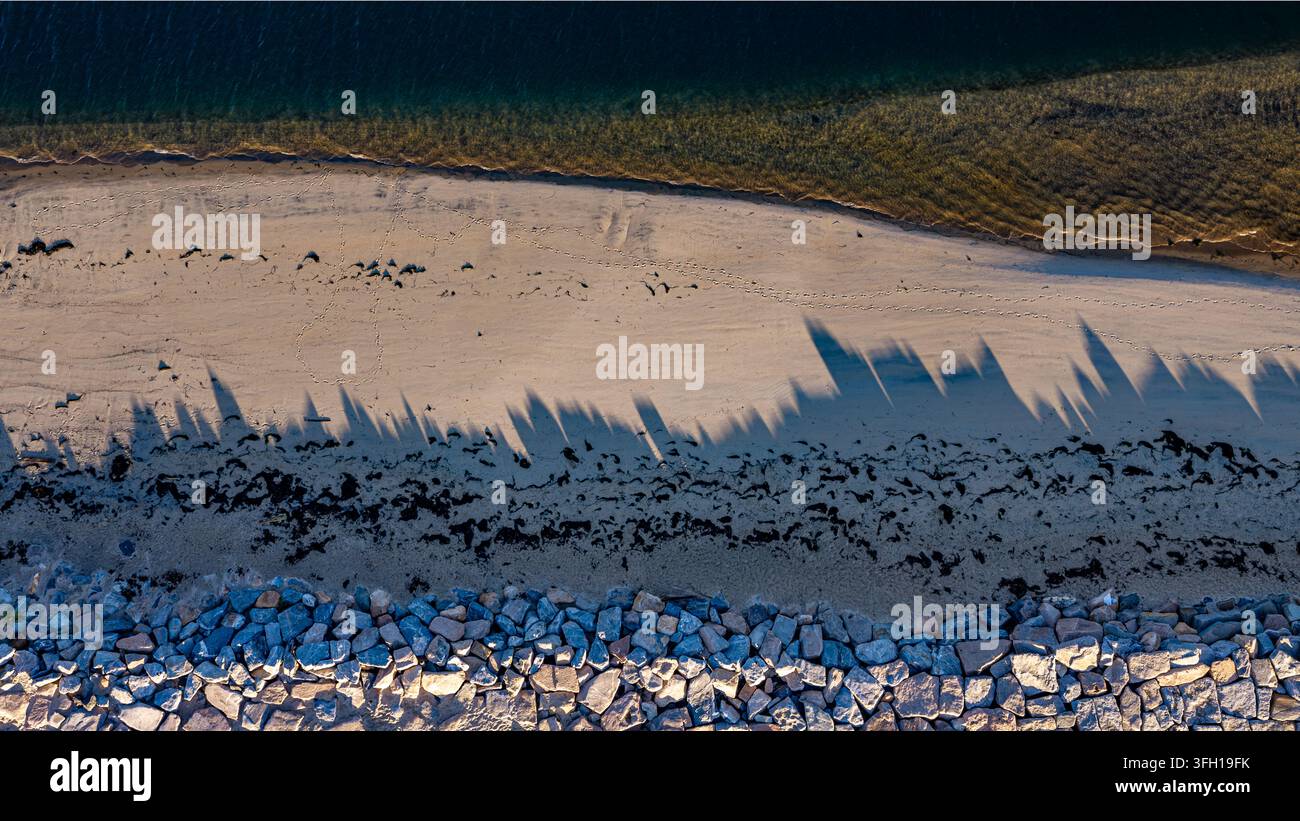 New Shoreham, RI USA - 15 août 2026 - Photo aérienne matinale du brise-lames du vieux port de Block Island, jetée, par une journée d'été ensoleillée. Banque D'Images