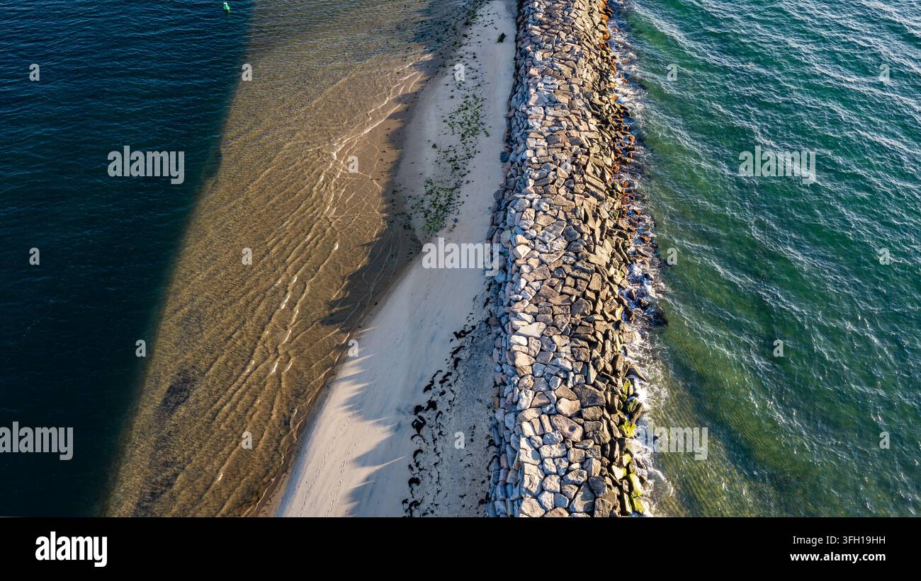 New Shoreham, RI USA - 15 août 2026 - Photo aérienne matinale du brise-lames du vieux port de Block Island, jetée, par une journée d'été ensoleillée. Banque D'Images