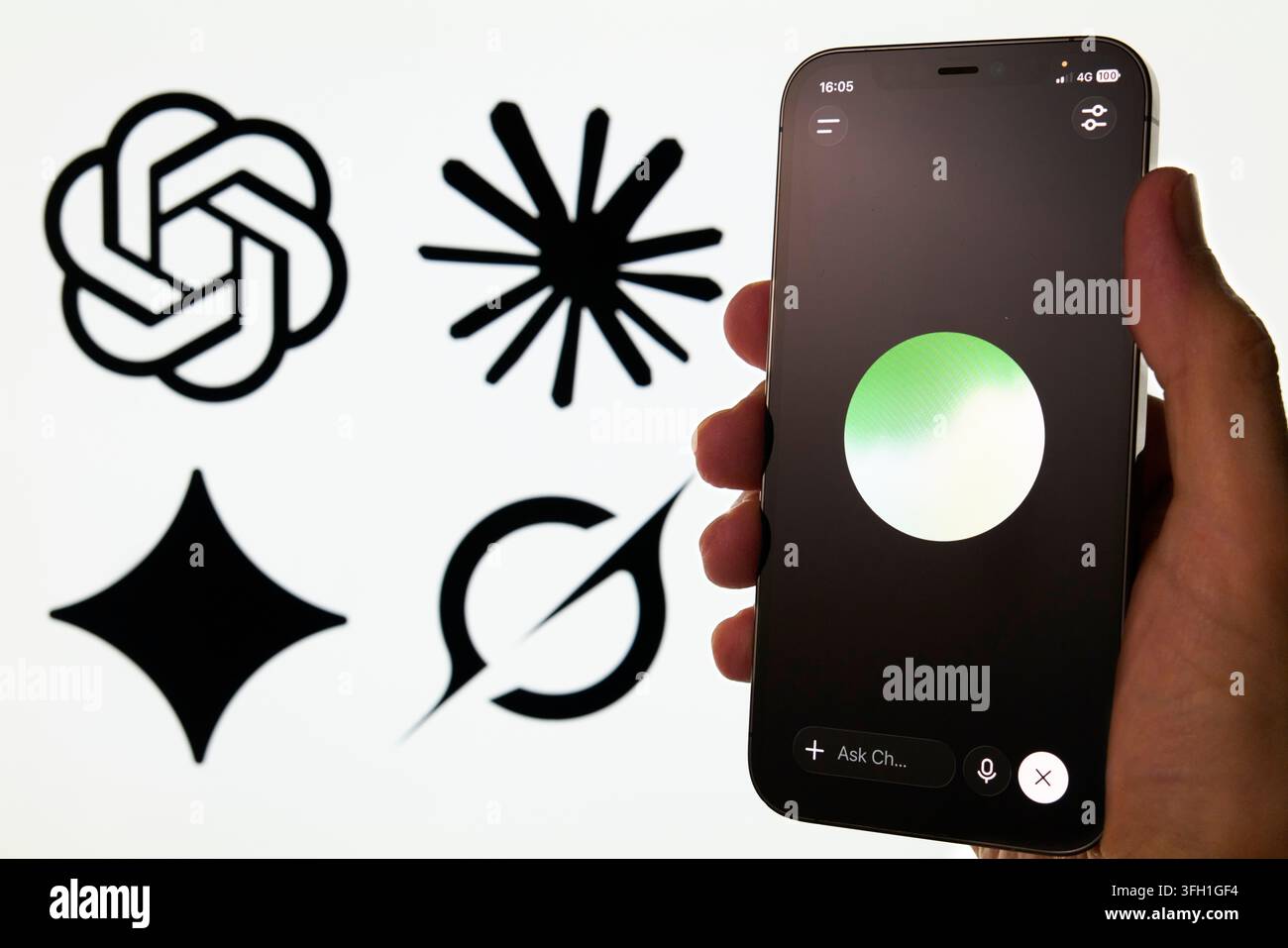 Mode vocal ChatGPT affiché sur un smartphone parmi des logos de chatbots rivaux d'IA Banque D'Images