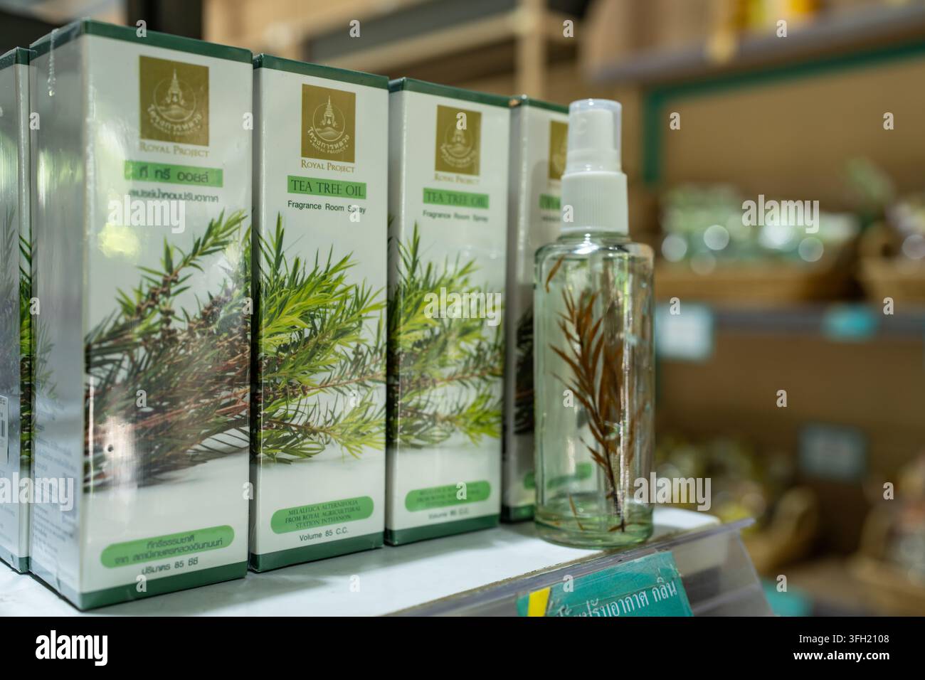 Boîtes de spray parfumé Royal Project Tea Tree Oil alignées avec une bouteille dans une boutique à Chiang Mai Banque D'Images