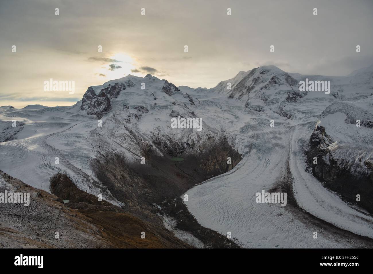 Gornergrat Zermatt Suisse, lever de soleil au sommet du Monte Rosa et chaîne des Alpes en hiver Banque D'Images