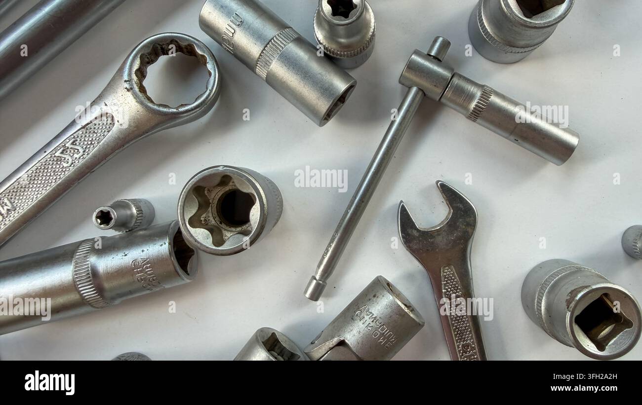 Variété de têtes de douilles et de clés chromées pour la réparation automobile. - Image de stock capturée avec un smartphone