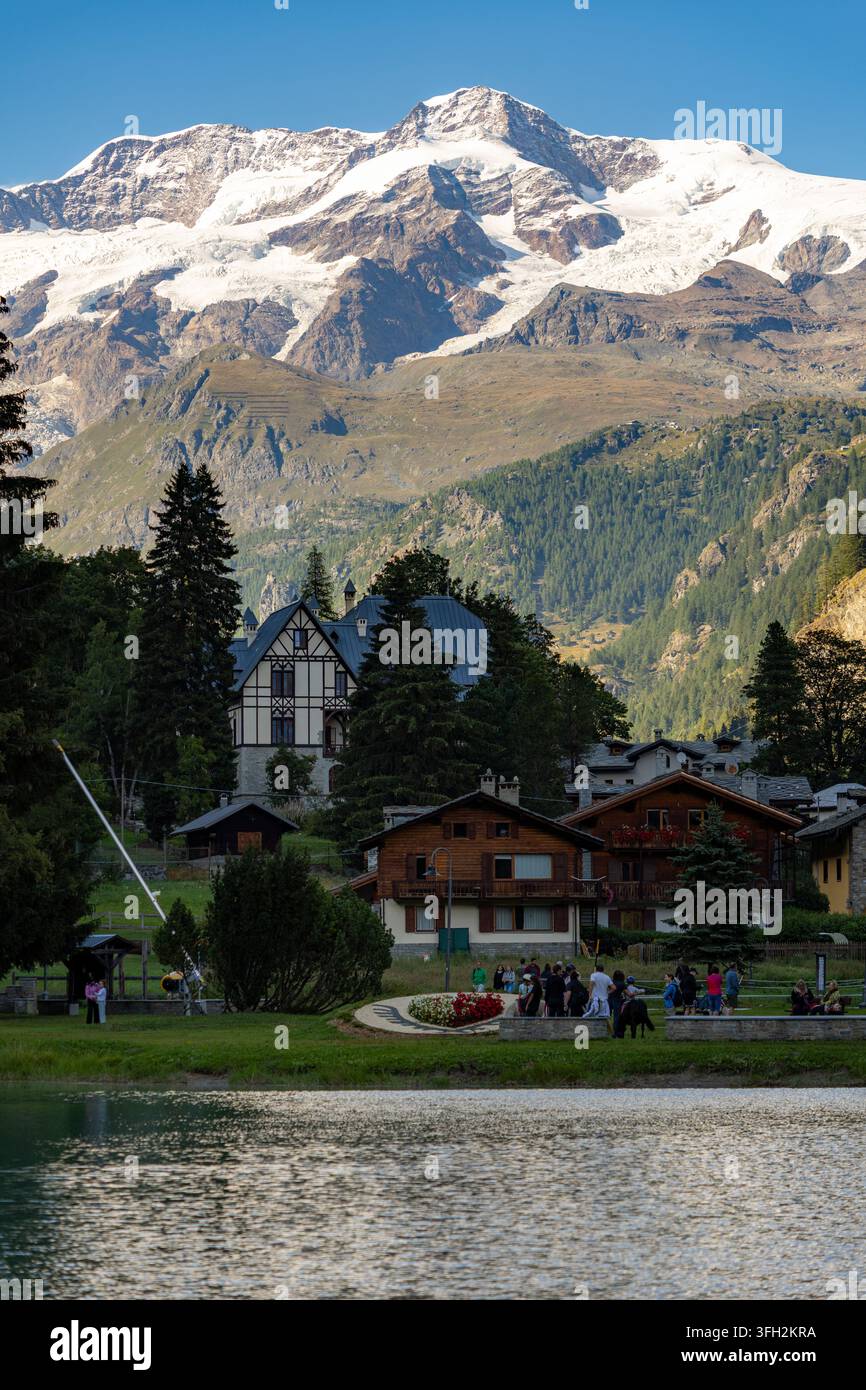 Vue du lac Gover avec le château historique de Savoia et le massif enneigé du Monte Rosa en arrière-plan, Gressoney-Saint-Jean, Vallée d'Aoste, Italie. Banque D'Images