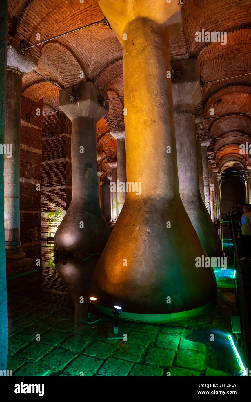 Cisterne byzantine ancienne avec de grandes colonnes et arches neuves illuminées par des lumières colorées à Istanbul, Turquie, mettant en valeur l'architecture historique Banque D'Images