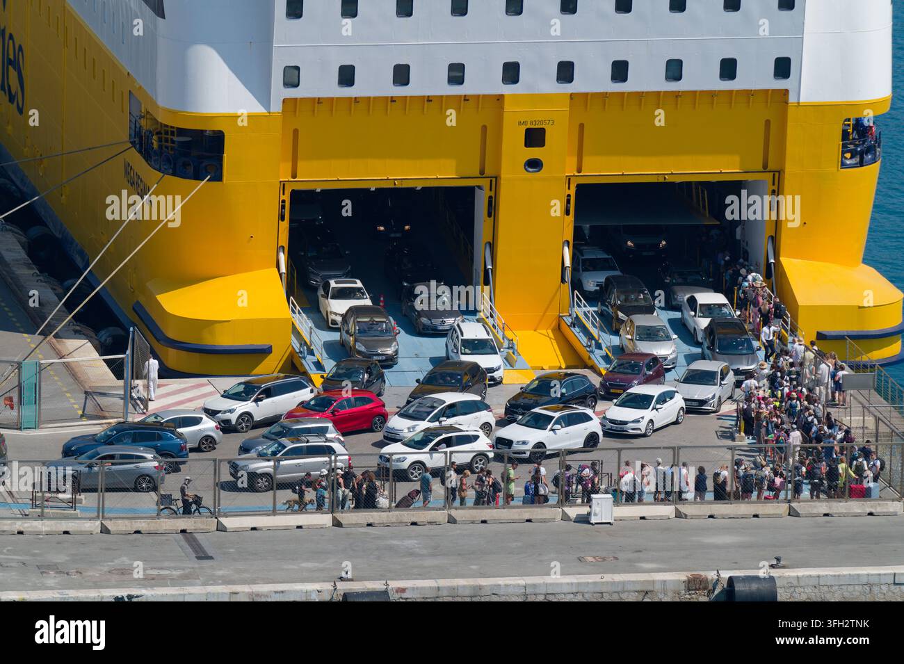 Port de Nice (sud-est de la France) : chargement et déchargement des véhicules touristiques d'une Fähre de Corsica Ferries Banque D'Images