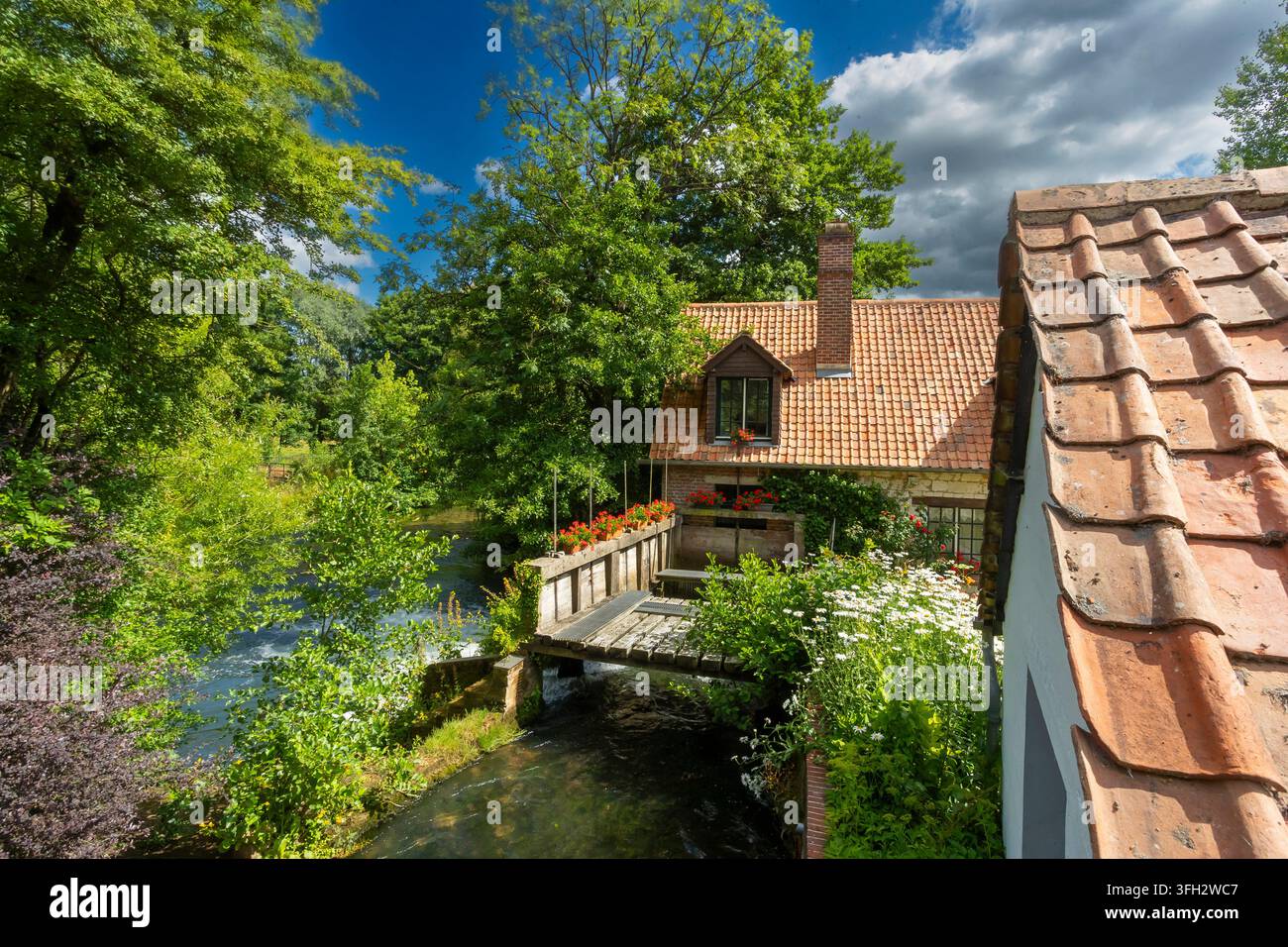 Recques-sur-Course (nord de la France) : ancien moulin sur la rivière Course Banque D'Images
